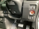 左側に高速で便利なETCがあり、また、便利な電動スライドドア、横滑りを防ぐVSAなどのスイッチは、運転席の右側、手の届きやすい位置にあります。