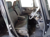 フロントシートはベンチシートです、運転席と助手席の移動が簡単です。 また運転席シートの高さも調整できます。