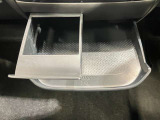 【カップホルダー付スライドトレイ】パックの飲み物も置けるドリンクホルダーです!
