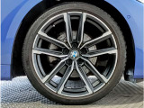 BMWの純正アロイホイールは軽量かつ強度にも優れているホイールで走行性能を引き上げる設計になっております。足元にもBMWは妥協がなくこだわっている個所になります。