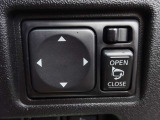 【電動格納ドアミラー】狭い駐車場で便利な電動格納ドアミラーが付いています。