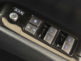 格納式リモコンドアミラーと、パワーウィンドウマスタースイッチです。車内の換気も運転席から簡単に行えます。