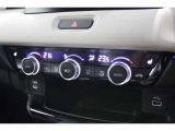 フルオートエアコンが装備されています!お好みの温度設定をするだけでエアコンの風量やモードの切り替えを自動でコントロールしてくれます!ユーザーの操作が少なく燃費走行にもつながります!