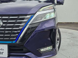 視認性を高め、夜間走行を支えるLEDヘッドライトを装備しています。悪天候時の視認性向上に配慮したフォグライトも装着されています。