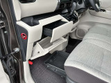 助手席のシート下に収納箇所がございますので普段使用するものや車検証ケース入れにしていただくにも便利です。