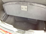 ローボードを上げると深くて広いトランクスペースが現れます