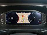 【Digital Cockpit Pro】基本の速度計とタコメーターの表示に加え、中央にドライビングデータやマップなどを少ない視線移動で視認できます。
