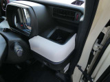 運転席にもドリンクホルダー完備!スマホや小物などもサッと置いておけます♪