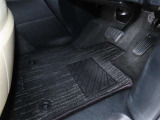 内装工程では、中古車を気持ちよくお乗りいただけるよう清掃しております。