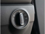 【IQ.LIGHT】 対向車や先行車のドライバーを眩惑することなく、前方の路面と路肩を広範囲に明るく照らすことができるマトリックスLEDヘッドライトを装備。快適なドライブをアシストします。