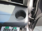 いくつあっても邪魔にならない運転席ドリンクホルダー付いてます!!