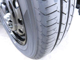 「165/65R15」サイズのタイヤが装着されています。