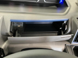【インパネアッパーボックス】サッと取り出せてサッとしまえる、運転席の目の前にはボックスが装備されております!薄型のボックスティッシュなど収納可能☆