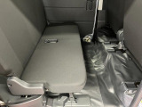 後席を倒すと、広い荷室に変わります