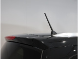 スッキリした大きさで車のデザインに自然に溶け込めるマイクロアンテナ。倒したり、取り外すこともできますよ。