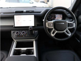 ディフェンダーらしい、シンプルで操作のしやすい運転席廻りです。