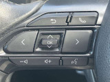ステアリングスイッチ付き。前方から目を離すことなくオーディオ類を操作することが可能です。