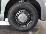 ◆純正ホイール装着車◆シンプルなデザインのホイールキャップ付きです。