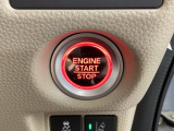 エンジンスタートスイッチ☆キーが車内にあれば、エンジンの始動・停止はブレーキを踏んでスイッチを押すだけ!キーを取り出す手間を省き、ワンプッシュでエンジンを操作するので簡単でスムーズです。
