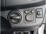 運転席操作スイッチです。扱いやすい位置にはミラーが付いておりますので、便利です。
