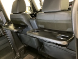 運転席・助手席の背もたれには、2列目シート用にカップホルダー付きの「格納式のシートバックテーブル」を装備しています。休憩時のちょっとした時間などカップを置いたり、小物置きに使えて便利です。