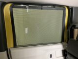 ロールサンシェイドは、太陽光を防ぐので冷房の効きを良くする効果もあるんです。エアコンを控えめにすれば燃費向上も期待できます