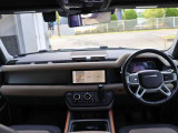 ディフェンダーらしい、シンプルで操作のしやすい運転席廻りです。
