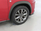 装着タイヤサイズは、235/55R18です。純正アルミホイールを装着しております。