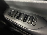 格納式リモコンドア55ミラーと、パワーウィンドウマスタースイッチです。車内の換気も運転席から簡単に行えます。