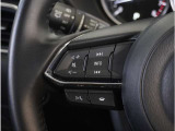 【ステアリングスイッチ】ステアリング周りでのスイッチ操作が行えますので、走行中でも各種操作可能です。お近くの広島マツダまでお越しください。