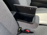 [フロントアームレスト]シートの真ん中に肘掛が付いてますのでゆったり運転出来ます!