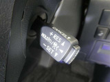 【レーダークルーズコントロール】(全車速追従機能付)付きです。車速に応じて追従支援してくれるので、ロングドライブも快適です。詳細は販売店スタッフまでおたずねください。