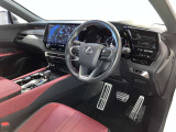 FSPORT専用本革スポーツシート。快適で操作性の良い運転の基本は、シートポジションです。