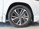 純正のアルミホイール装着車です。タイヤサイズは225/50R18です。