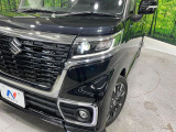 【LEDヘッドライト】悪天候や夜間走行時も良好な視界を確保し安心して運転できる高輝度LEDヘッドライトを装備!点灯速度が早く、消費電力も抑えられています。