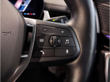 運転中にもオーディオの音量やFMの切り替えなどステアリングでの操作で切り替え可能なため、ステアリングから手を放す必要がない為、運転中でも操作が簡単でございます。
