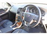 上質な革を使用することで、手にしっかり馴染むボルボのステアリング。高級感がありながら、とても運転しやすいのが特長です。