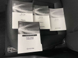 メンテナンスノート、取扱説明書ですね。 車の情報が凝縮されています。 車の整備記録が記載されている大事な物ですよ。