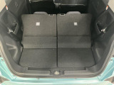 【ラゲージフロア】お客様に気持ち良く乗っていただけるよう、工具を使わず取り外せる部品は全て取り外し清掃しております。シート可動の場合は、シートを動かし裏側まで清掃を行っております。