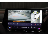 上から車両を見下ろしたような映像をナビゲーション画面に表示する「パノラミックビューモニター(床下透過表示機能付き)も搭載しています。