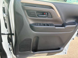 運転席ドア内側にはパワーウインドウとドアミラーの操作スイッチがございます。