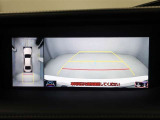 パノラミックビューモニターを装備。駐車場や交差点でクルマを真上から見るように周囲を確認できます。機能の詳細は販売店スタッフまでおたずねください。