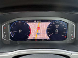 【Digital Cockpit Pro】基本の速度計とタコメーターの表示に加え、中央にドライビングデータやマップなどを少ない視線移動で視認できます。