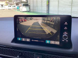 【バックカメラ】運転が苦手な方も車庫入れラクラク。ギアをリバースに入れれば自動的に切り換わりますので、面倒な操作は不要です。狭い駐車場も大切なお車を傷つけず安心です。