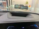 【ヘッドアップディスプレイ】現在の車速表示や目的地へのルート案内やメディア関連のリストを表示する事が可能です。視線移動を減らす事によりドライブに集中して頂けます。