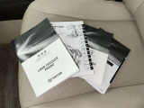 メンテナンスノート、取扱説明書です。 その車の整備記録が事細やかに記録されています。 車が生まれてから今までどのような道を歩んできたのか判るとても重要な物ですよ。