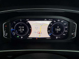 【Digital Cockpit Pro】基本の速度計とタコメーターの表示に加え、中央にドライビングデータやマップなどを少ない視線移動で視認できます。