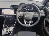 ●スイッチ類・ダイヤル類など細部までこだわりを感じ取れるインテリアです。Audiでは触感開発チームがございます。クリック感は操作する喜びを感じていただけます。