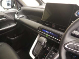 純正ナビを装備。タッチパネル式で使いやすく、お出かけもラクラクです。