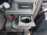 【運転席側ドリンクホルダー】運転中にすぐ取り出しやすい位置に配置しているのでドライブ中の水分補給もスムーズです。